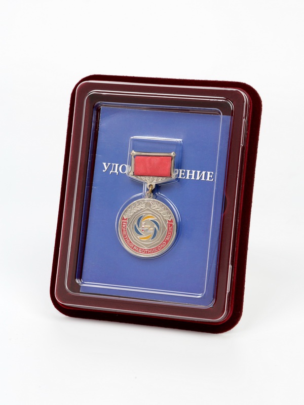  Сувенирная упаковка (110х139х22 мм) под медаль на квадро колодке (в крышке) и удостоверение (81х112х6 мм). Тип 6, тёмно-бордовый