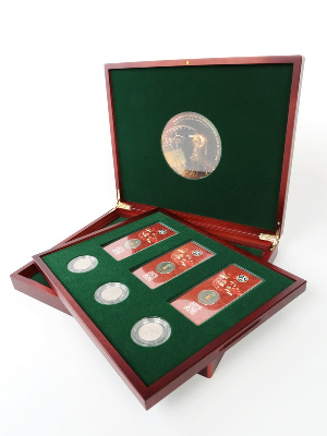 Футляр деревянный Volterra Duo (344х267х50 мм) для 3 монет 25 рублей в капсулах, 3 монет 25 рублей в блистере, 3 золотых и 14 серебряных монет «Футбол 2018» в капсулах. 2 уровня