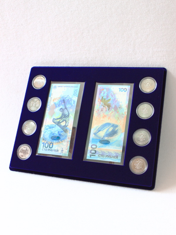  Планшет S (234х296х12 мм) для 2 банкнот Сочи-2014 в чехлах и 8 монет Сочи-2014 в капсулах Leuchtturm (Капсулы в столбик. Диаметр 33 мм), тёмно-синий