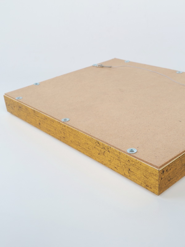  Багетная рамка S золотого цвета под 1 ячейку (209х270х18 мм) с поролоновой вставкой, тёмно-бордовый