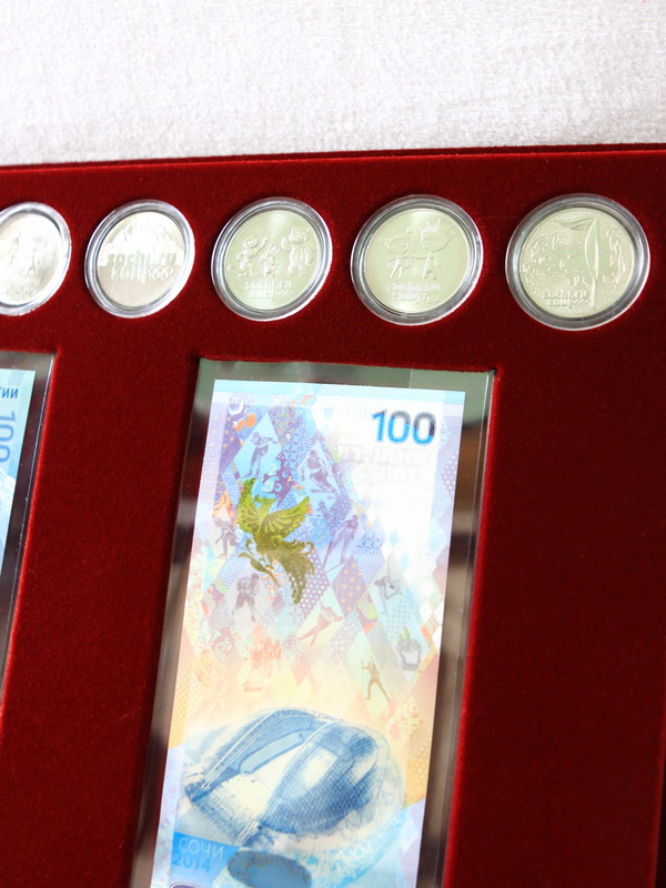  Планшет S (234х296х12 мм) для 2 банкнот Сочи-2014 в чехлах и 7 монет Сочи-2014 в капсулах Leuchtturm (диаметр 33 мм), тёмно-бордовый