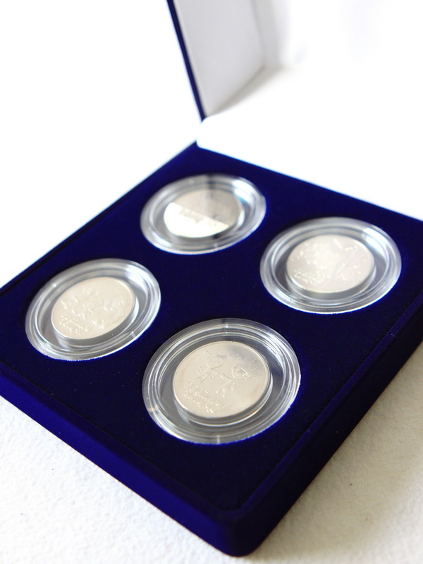 Футляр (120х131х50 мм) на 4 монеты в капсулах (диаметр 44 мм),  светло-бордовый