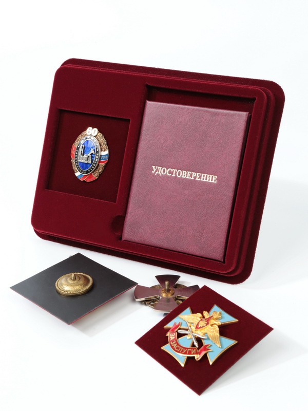  Сувенирная упаковка (181х142х22 мм) под знаки с винтами и удостоверение (81х112х8 мм), тёмно-синий