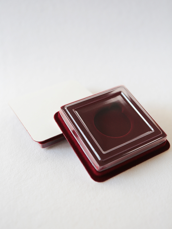  Сувенирная упаковка (106х106х20 мм) для одной монеты в капсуле (диаметр 44 мм), тёмно-синий