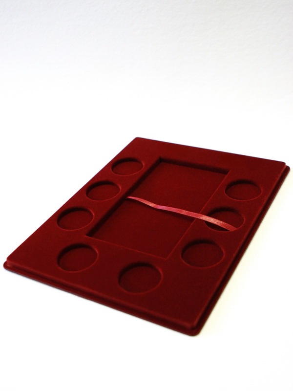  Планшет S (234х296х12 мм) для 1 банкноты Сочи-2014 в капсуле и 8 монет Сочи-2014 в капсулах. Вертикальный, тёмно-бордовый