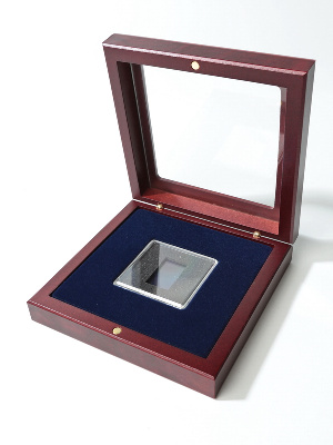 Деревянный футляр с прозрачным окном Volterra (120х120х34 мм) для монеты в капсуле Quadrum (50х50х6 мм)