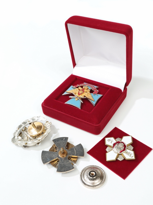  Футляр (80х80х40 мм) под знак с винтом, светло-бордовый