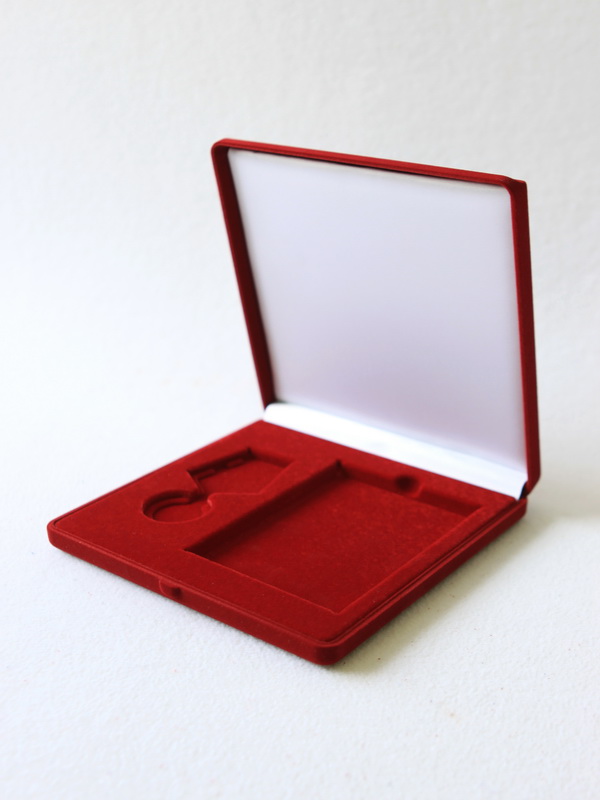  Футляр (165х165х27 мм) под медаль РФ d-32 мм и удостоверение (81х112х8 мм), светло-бордовый