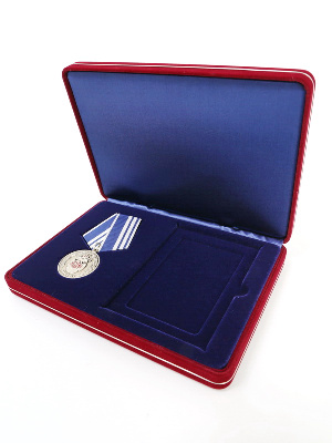 Футляр замшевый (182х128х34 мм) под медаль РФ d-32 мм и удостоверение (74х104х5 мм)