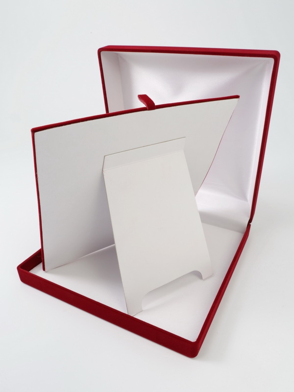 Футляр (195х196х50 мм) с универсальным ложементом, светло-бордовый