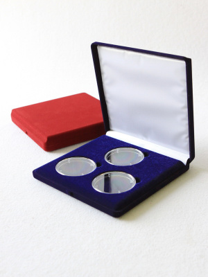  Футляр (165х165х27 мм) на 3 монеты в капсулах (диаметр 58 мм), светло-бордовый