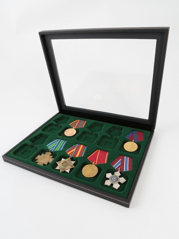  Бокс из искусственной кожи с прозрачным окном Nera Plus на 10 орденов с пятиугольной колодкой, тёмно-бордовый