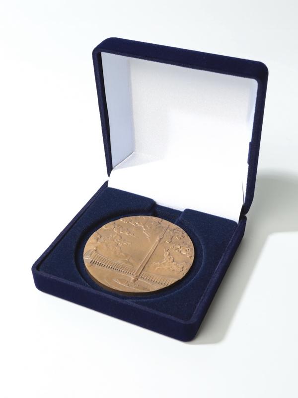  Футляр (92х92х40 мм) под универсальную медаль (углубления 50 мм, 60 мм, 70 мм), тёмно-синий