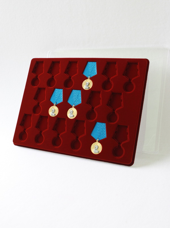  Планшет G (291х393х16 мм) на 17 медалей РФ d-32 мм с пятиугольной колодкой, тёмно-бордовый