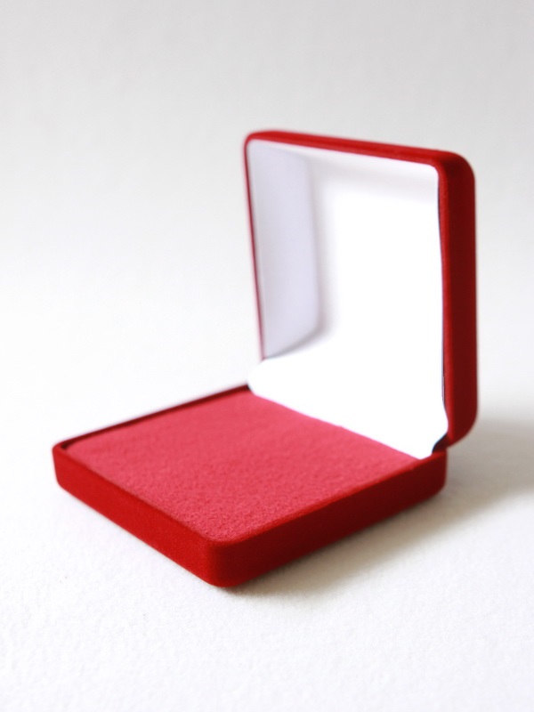 Футляр (92х92х40 мм) с поролоновой вставкой, светло-бордовый
