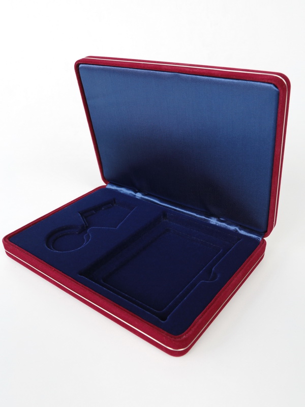  Футляр замшевый (182х128х34 мм) под медаль РФ d-37 мм и удостоверение (75х105х8 мм), тёмно-синий