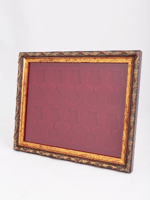 Багетная рамка S серии «Барокко» (золото) на 10 медалей РФ d-37 мм с пятиугольной колодкой