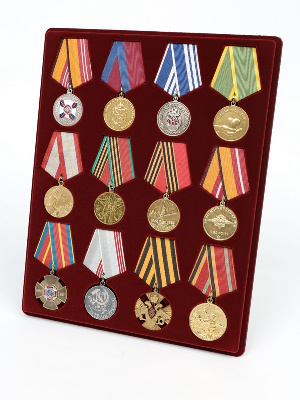Планшет S (234х296х12 мм) на 8 медалей РФ d-32 мм и 4 медали РФ d-37 мм. Вертикальный
