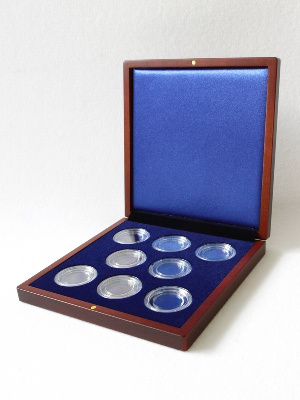 Деревянный футляр (190х196х32 мм) для 8 монет в капсулах (диаметр 44 мм). Синий