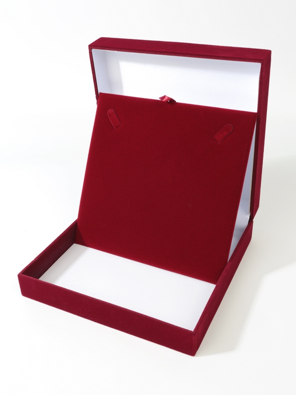  Футляр (171х171х51 мм) под колье, светло-бордовый