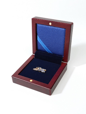 Деревянный футляр (80х80х32 мм) под значок