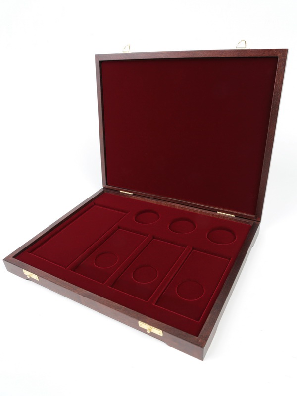  Футляр деревянный Vintage S (305х247х40 мм) для банкноты в чехле, 3 монет 25 рублей в капсулах и 3 монет 25 рублей в блистере «Футбол 2018», тёмно-бордовый