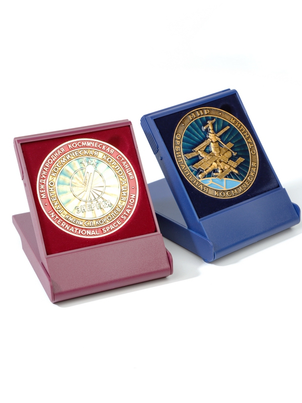  Футляр пластиковый (79х106х16 мм) для одной монеты, медали (диаметр 65 мм, глубина 6 мм), светло-бордовый