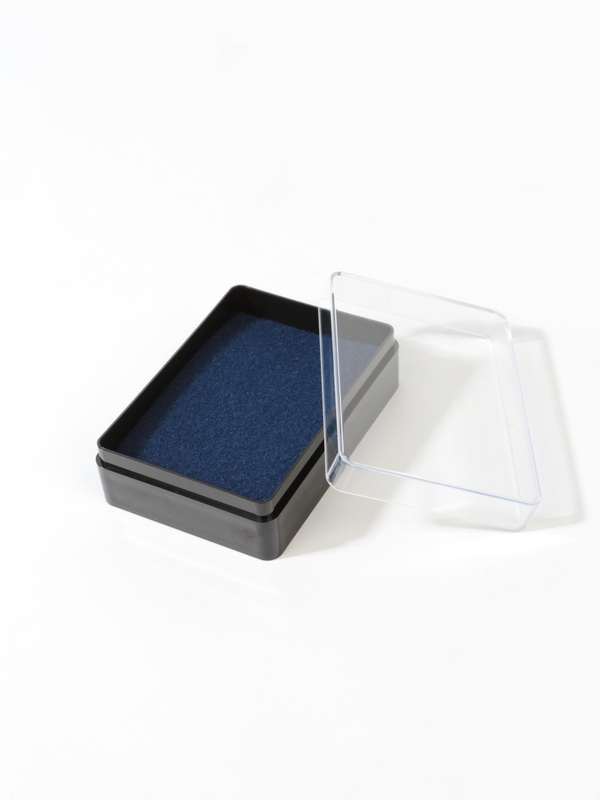  Пластиковый футляр (48х68х22 мм). Чёрное основание, прозрачная крышка, чёрный/синий