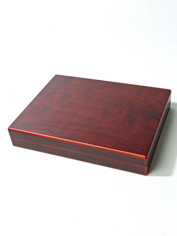 Деревянный футляр (194х149х32 мм) под медаль РФ d-32 мм с пятиугольной колодкой и удостоверение (81х112х6 мм),  светло-бордовый