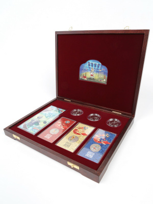  Футляр деревянный Vintage S (305х247х40 мм) для банкноты в чехле, 3 монет 25 рублей в капсулах и 3 монет 25 рублей в блистере «Футбол 2018». Талисман, тёмно-бордовый