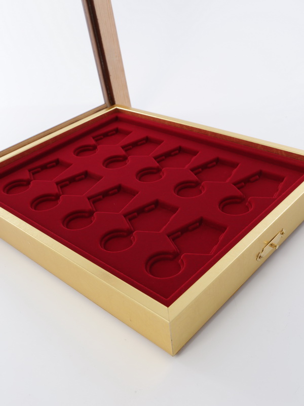  Стенд выпуклый коричневого цвета с золотом под 10 медалей РФ d-32 мм с пятиугольной колодкой. Открывающийся, тёмно-синий