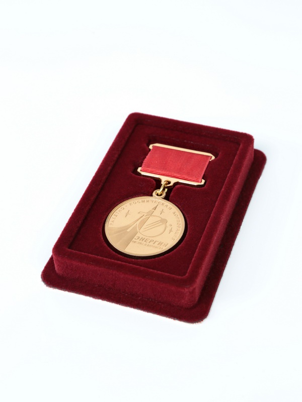  Сувенирная упаковка (63х91х15 мм) для медали на квадро колодке (короткая), тёмно-бордовый