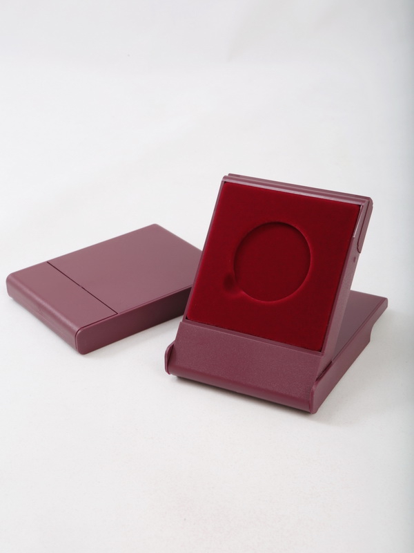  Футляр пластиковый (79х106х16 мм) для одной монеты, медали (диаметр 40 мм, глубина 4 мм), светло-бордовый