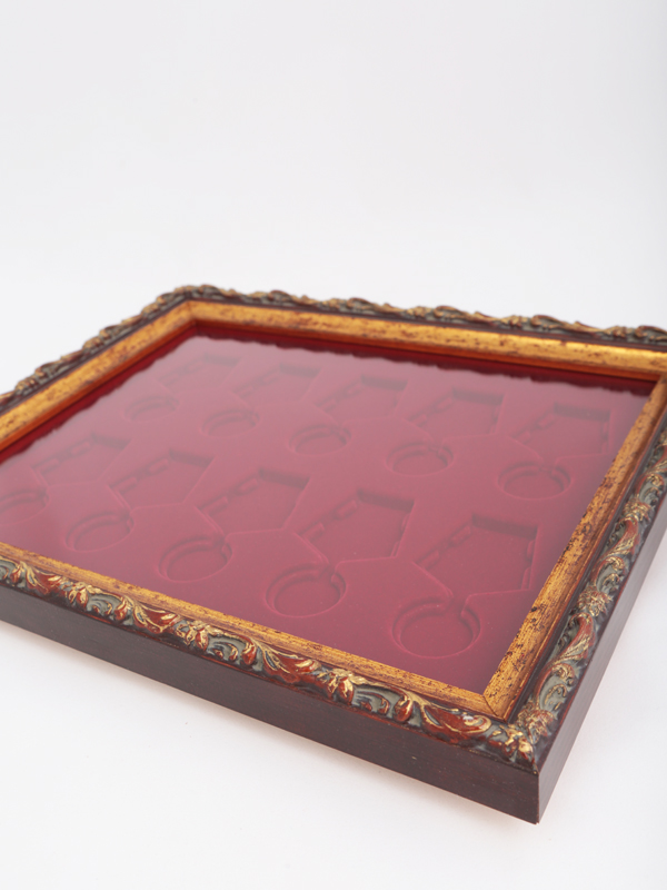  Багетная рамка S серии «Барокко» (золото) на 10 медалей РФ d-32 мм с пятиугольной колодкой, зелёный