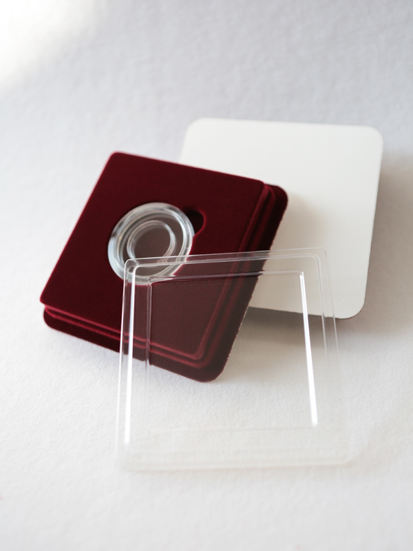  Сувенирная упаковка (106х106х20 мм) для одной монеты в капсуле (диаметр 44 мм), тёмно-синий