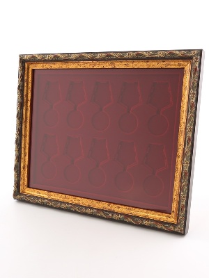 Стенд серии «Барокко» (золото) под 10 медалей РФ d-37 мм с пятиугольной колодкой. Открывающийся