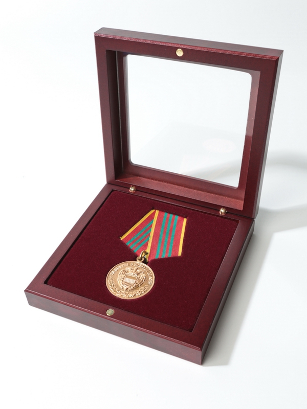 Деревянный футляр с прозрачным окном Volterra (120х120х34 мм) под медаль РФ d-32 мм с пятиугольной колодкой,  тёмно-бордовый