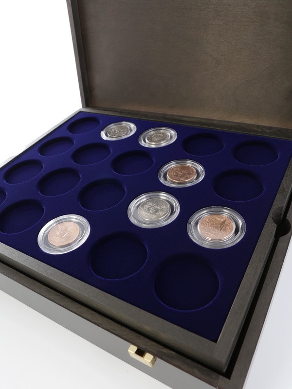  Деревянный бокс Carus (322х268х64 мм). 4 поддона. Для 80 капсул (диаметр 44 мм), тёмно-синий