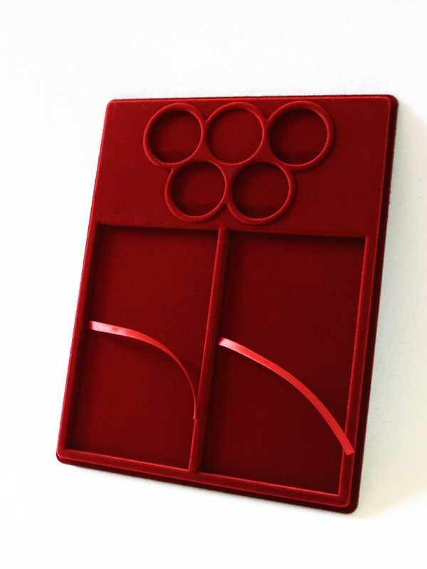  Планшет S (234х296х12 мм) для 2 банкнот Сочи-2014 в капсулах и 4 монет Сочи-2014 в капсулах (монеты располагаются в олимпийских кольцах), тёмно-бордовый