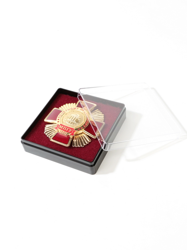  Пластиковый футляр (80х80х22 мм). Чёрное основание, прозрачная крышка, чёрный/бордовый