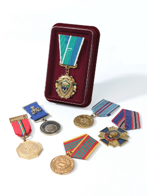 Сувенирная упаковка (86х136х22 мм) с поролоновой вставкой под универсальную медаль (59х111х16 мм)