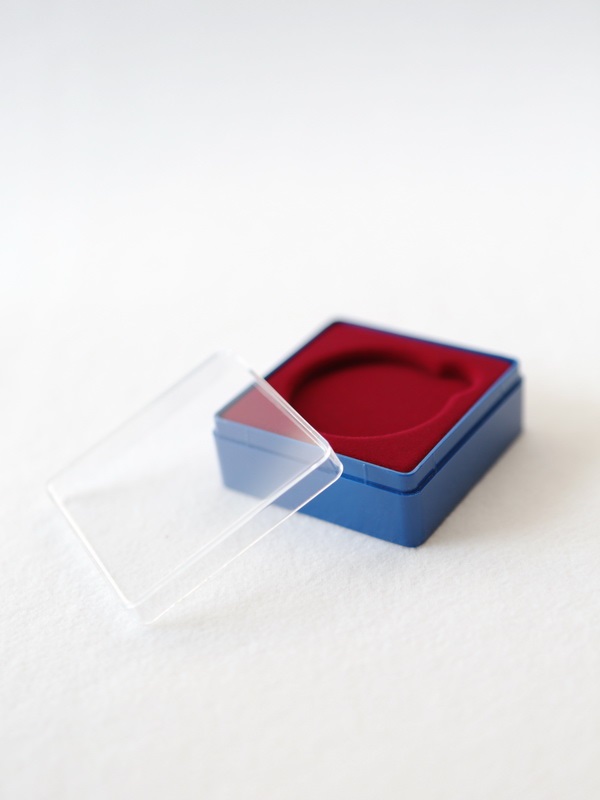  Футляр пластиковый (58х58х22 мм) для одной монеты, медали (диаметр 40 мм, глубина 4 мм). Светло-синее основание, тёмно-синий