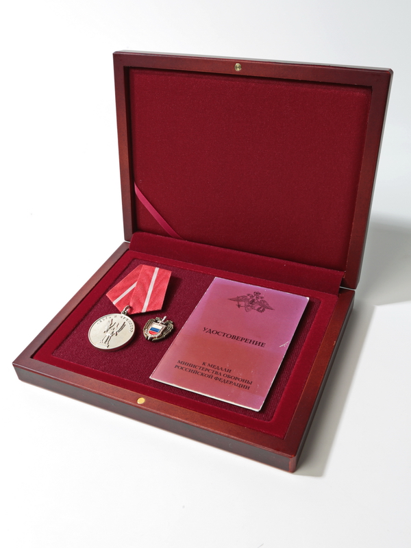 Деревянный футляр (194х149х32 мм) с поролоновой вставкой,  светло-бордовый