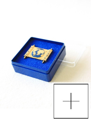 Пластиковый футляр (58х58х22 мм). Светло-синее основание, прозрачная крышка, с отверстием "крест"