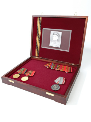  Футляр деревянный Vintage S (305х247х54 мм) на 1 ячейку с поролоновой вставкой + капсула для фотографии (горизонтальная). Георгиевская ленточка, тёмно-бордовый