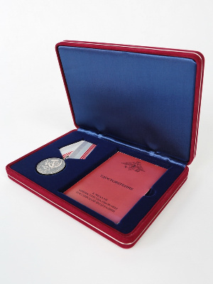 Футляр замшевый (182х128х34 мм) под медаль РФ d-37 мм и удостоверение (75х105х8 мм)