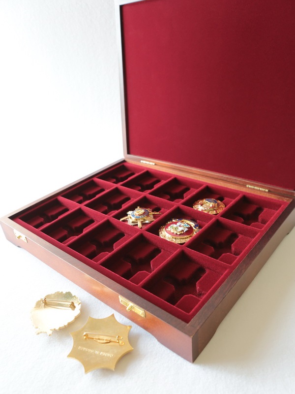  Футляр деревянный Vintage S (305х247х54 мм) на 15 ячеек (49х63х10 мм) под знаки с булавками, тёмно-бордовый