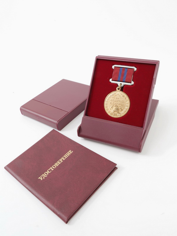  Футляр пластиковый (79х106х16 мм) для медали на квадро колодке (короткая), светло-бордовый