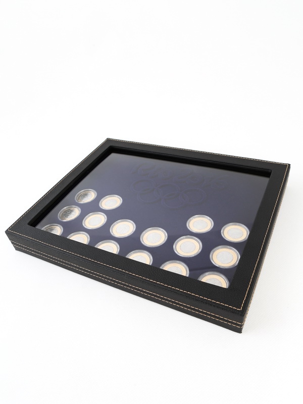  Бокс из искусственной кожи с прозрачным окном Nera Plus для 16 монет серии «XXXI Летние Олимпийские игры 2016 года в Рио-де-Жанейро». Монеты в капсулах Leuchtturm, тёмно-бордовый