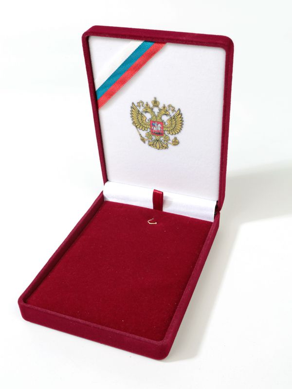 Футляр (90х124х32 мм) с универсальной подложкой, в крышке лента и герб РФ